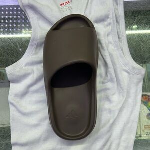 Yeezy Kids Foam Slide in Dark Brown